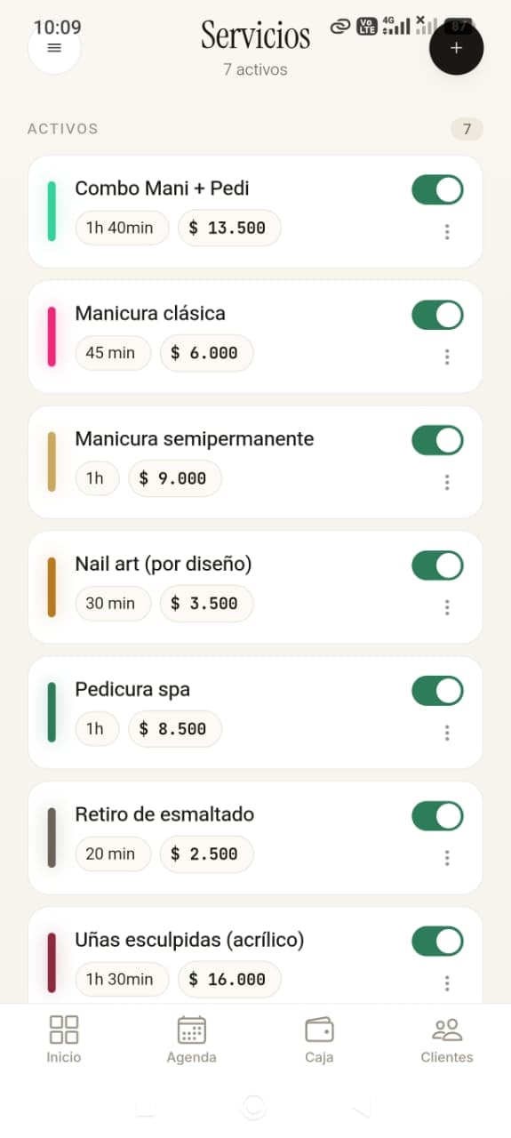 Pantalla de servicios de la app Nailsy en Android, con cada servicio activo, su duración y precio
